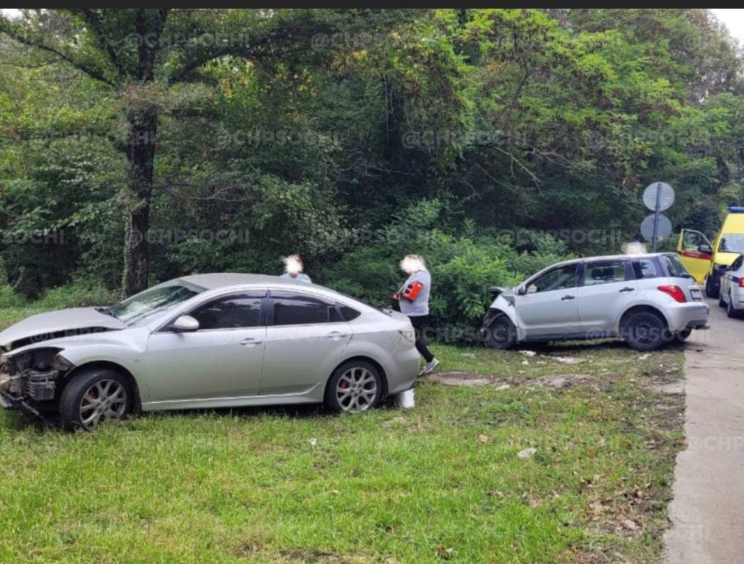 В Сочи две иномарки не поделили дорогу, пострадали трое