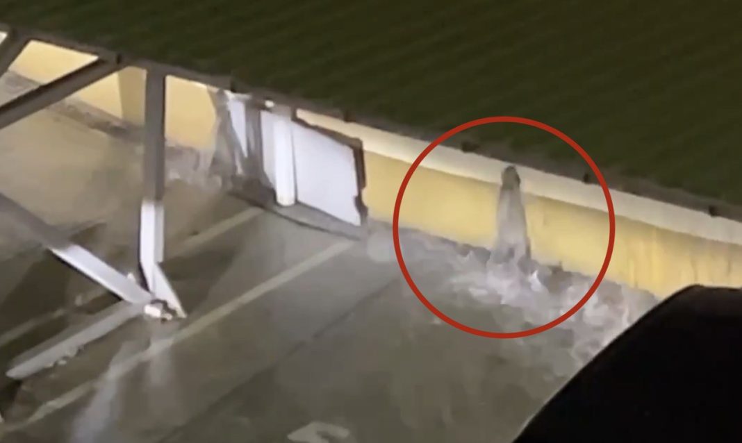 «Есть опасения, что вот эта подпорная стена ляжет»: в центре Сочи произошёл порыв водовода (Видео)