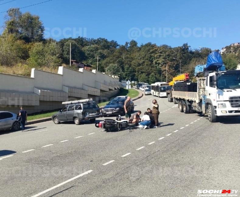 В Сочи мопедист влетел в легковушку