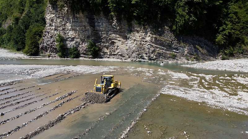 В Сочи расчищают русло реки