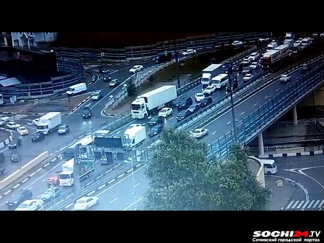 Сочи повсюду сковали пробки: причина в дожде?