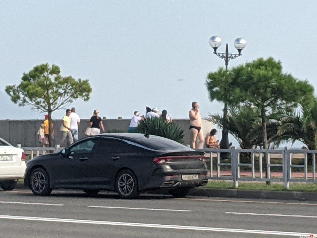 Сочинка выдвинула версию, почему не одеваются туристы, уходя с пляжа