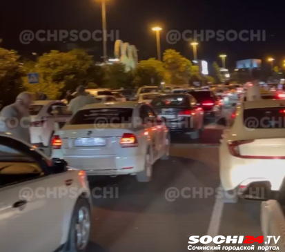 Выломали шлагбаум: у людей кончилось терпение в аэропорту Сочи в пробке