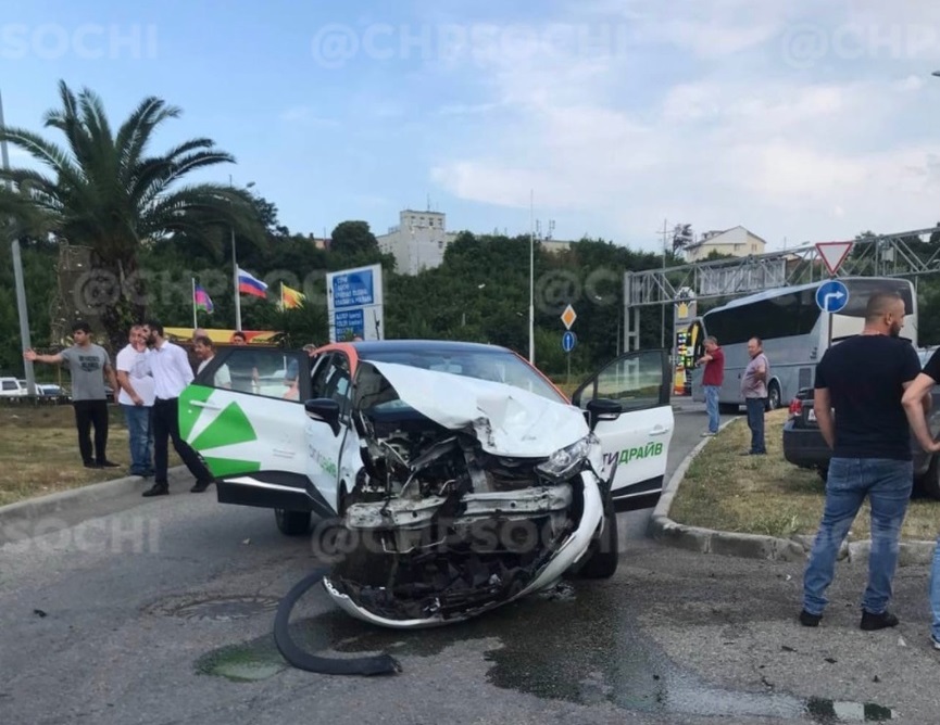 В хлам: в Сириусе водитель каршеринга влетел в «Шевроле»