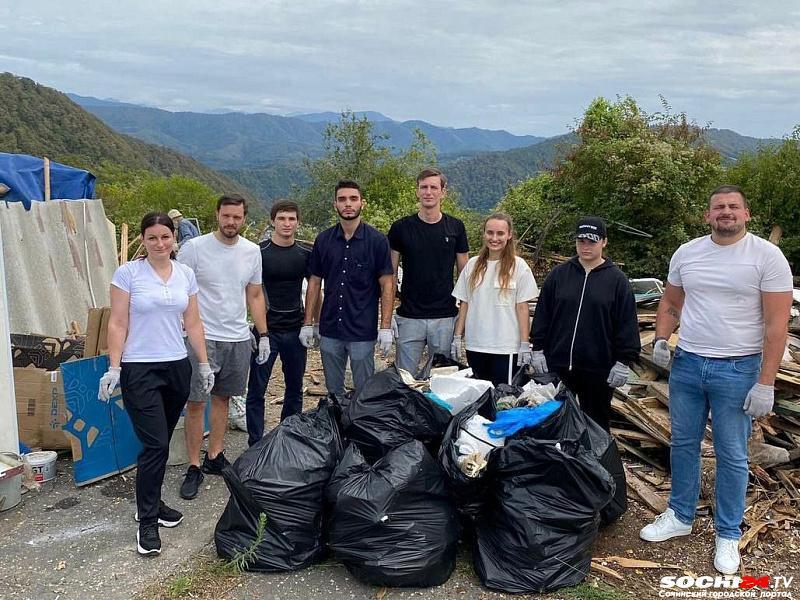 В Сочи волонтёры провели субботники в лесу и в поймах рек
