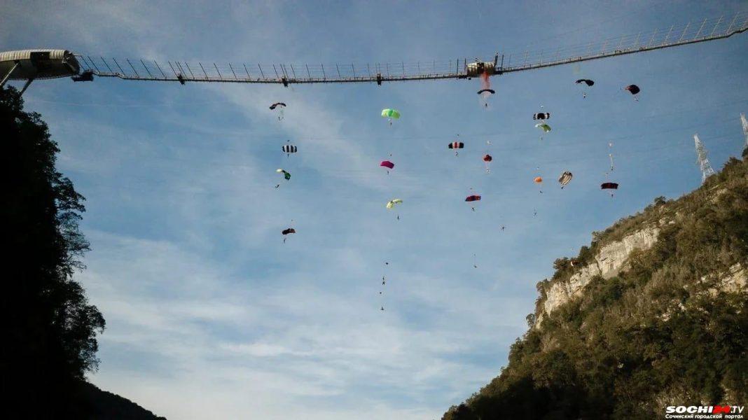 В Сочи отменили фестиваль бейсджампинга