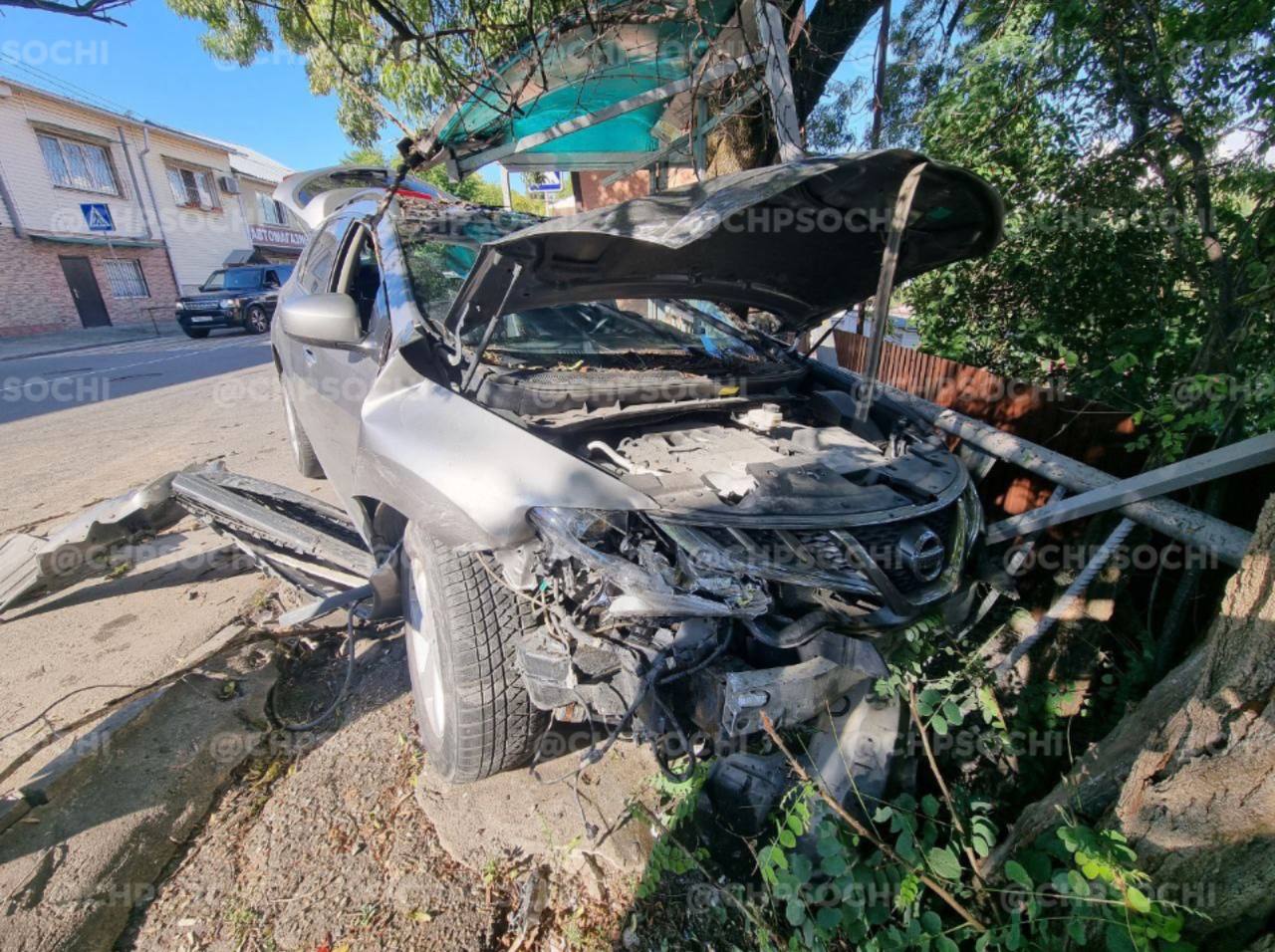 В Сочи "Ниссан" снёс автобусную остановку - Городской портал Сочи ...