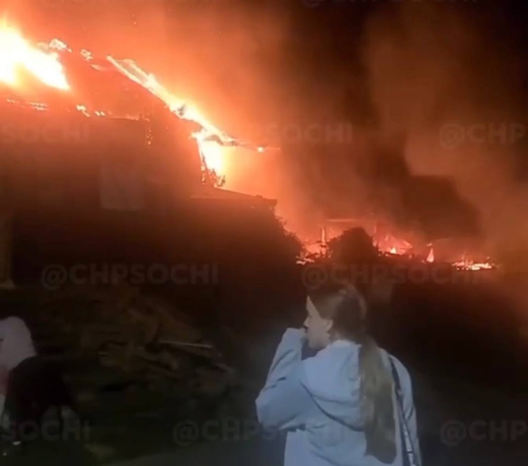 В Сочи вспыхнул и сгорел дотла дом (Видео)