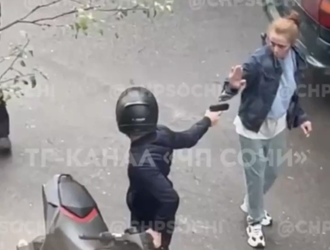 В Сочи мужчина хотел запугать девушку пистолетом, но у него ничего не вышло (Видео)