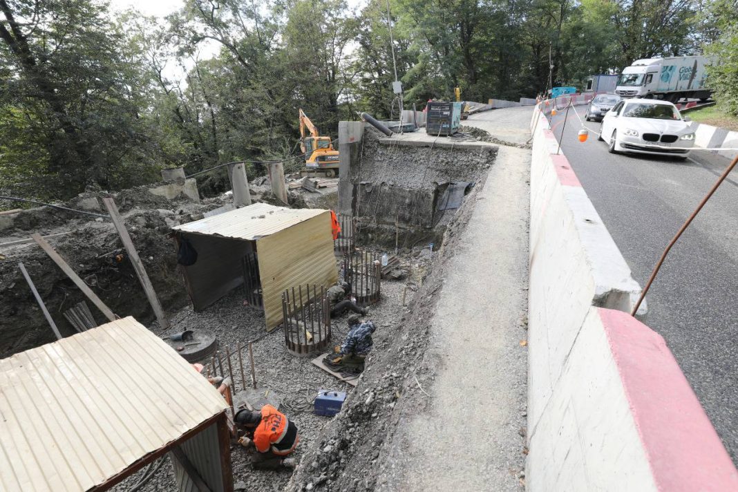 Снова реверс: возобновлены ремонтные работы на трассе А-147 в Сочи