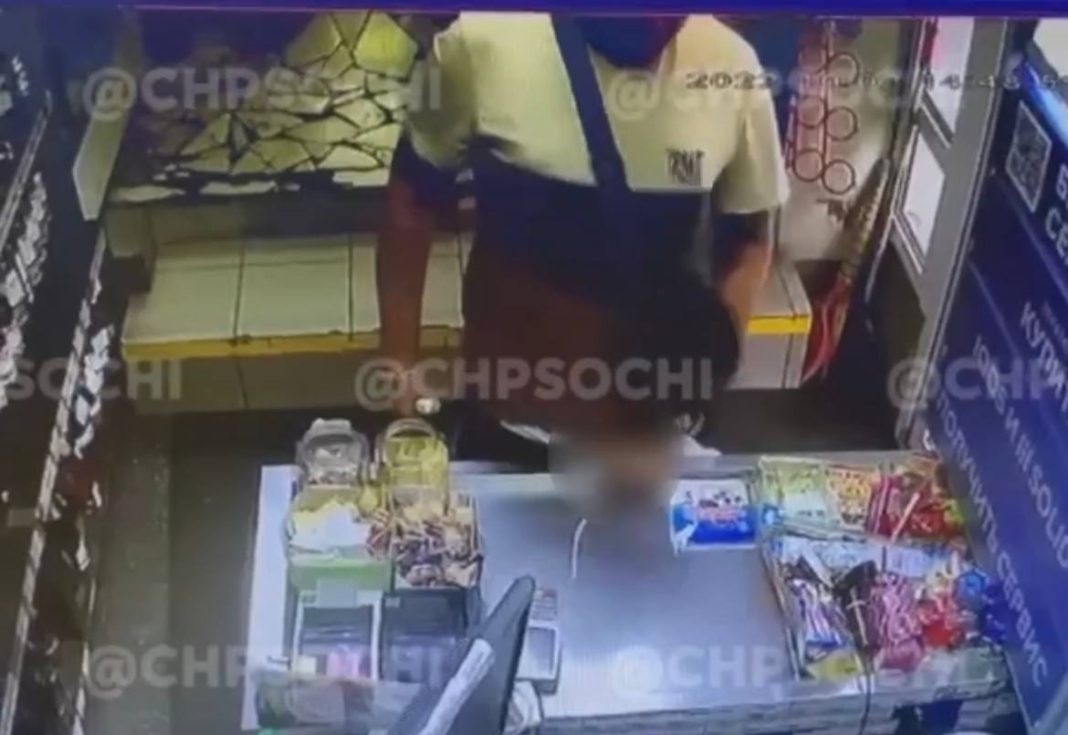 В Сочи пьяный неадекват вывалил своё «хозяйство» на прилавок магазина (Видео)