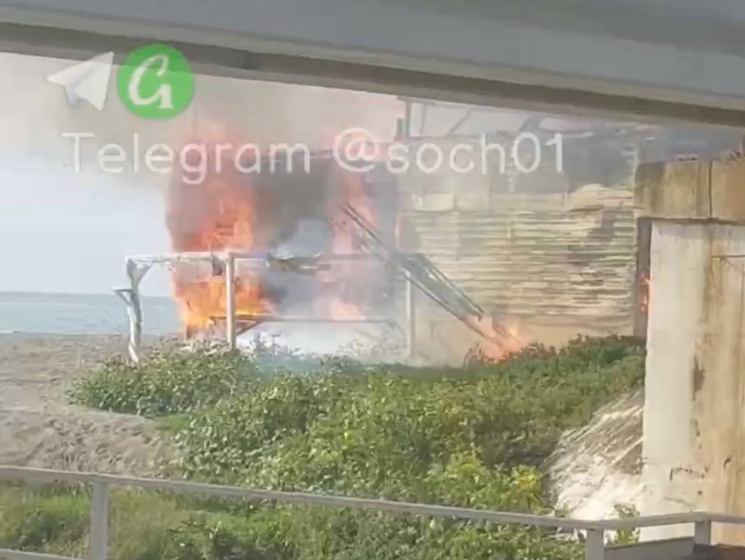 В Сочи вспыхнул сильный пожар в ночном клубе (Видео)