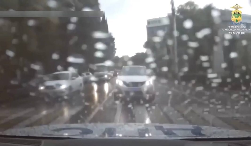 В Сочи полицейские помогли больному ребенку добраться до медучреждения (Видео)