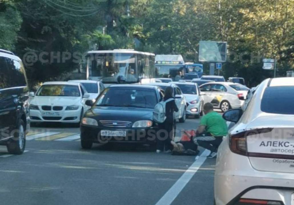 В Сочи девушка угодила под колёса автомобиля, переходя дорогу по «зебре» (Видео)