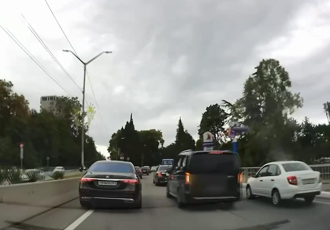 Горько: в Сочи наказали водителей свадебного кортежа