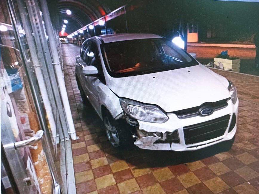 В Сочи неадекватный водитель протаранил витрину магазина