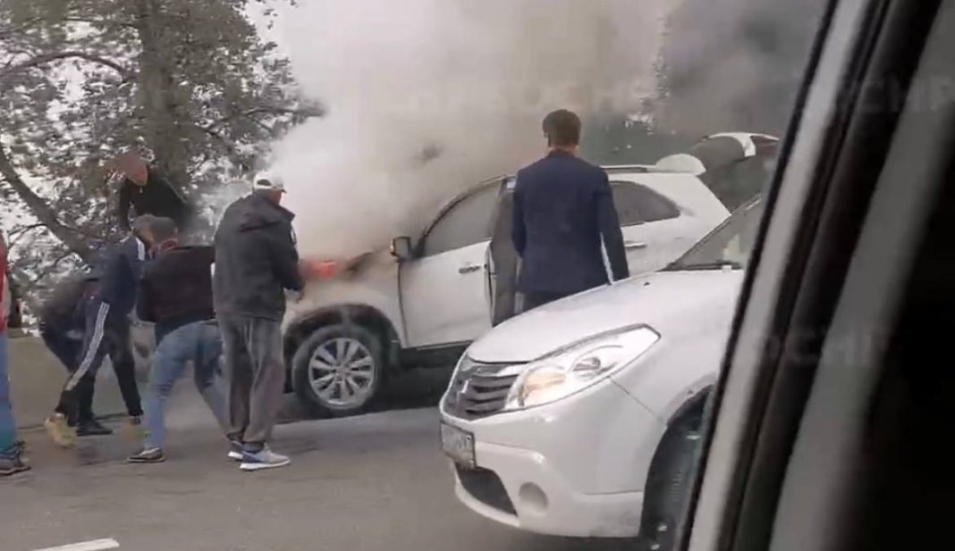 На трассе в Сочи загорелся автомобиль (Видео)