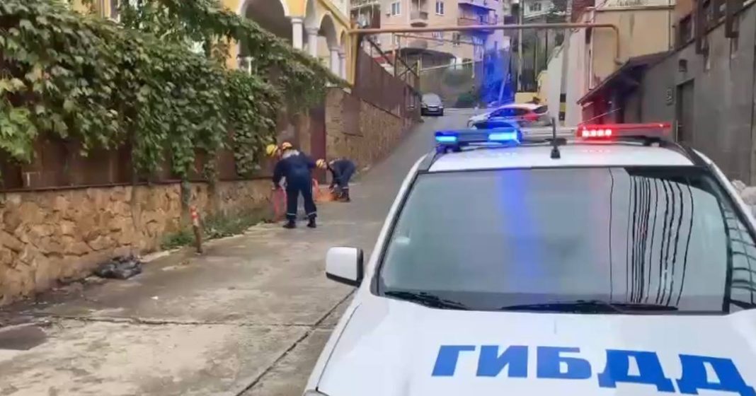 В Сочи борются с водителями, которые приватизируют проезжую часть (Видео)