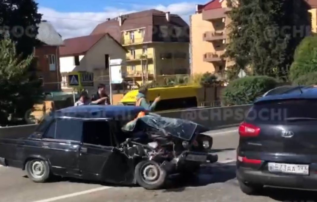 В Адлерском районе случилась тройная авария, движение порализовано (Видео)