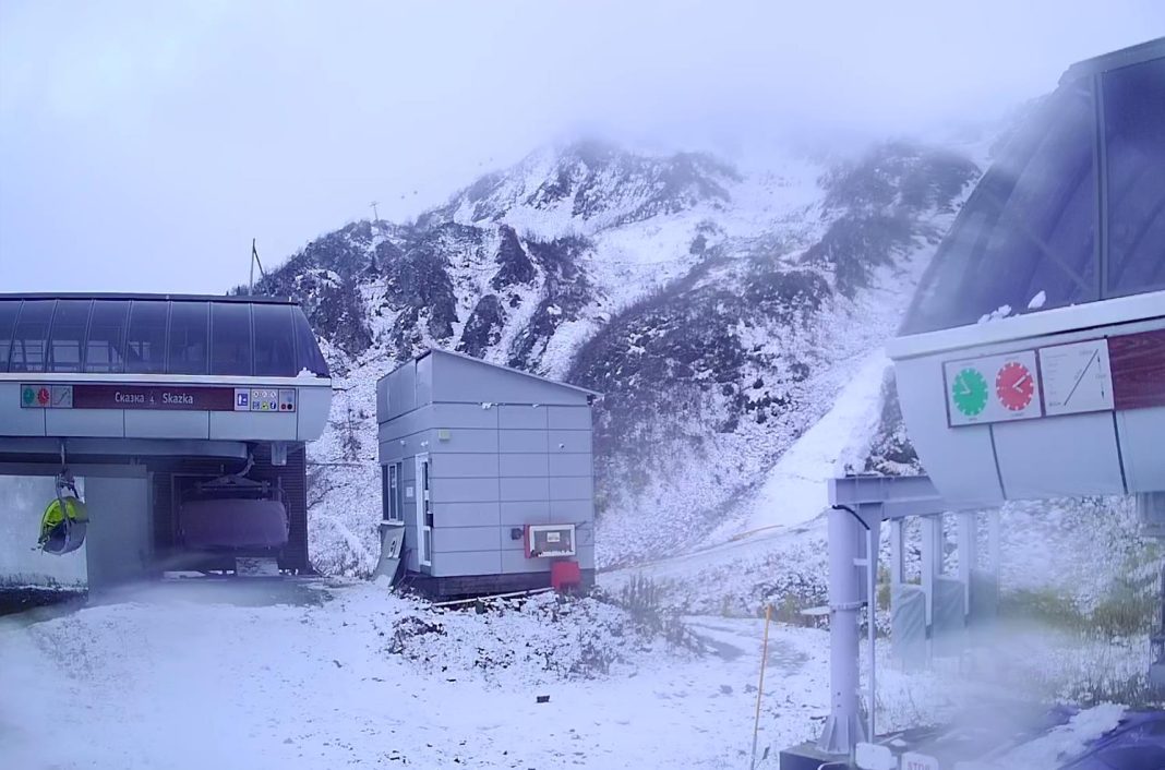 Зима подкралась незаметно: в Сочи горы завалило снегом