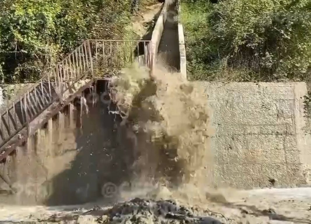 В Сочи на дорогу хлынул водопад из нечистот (Видео)