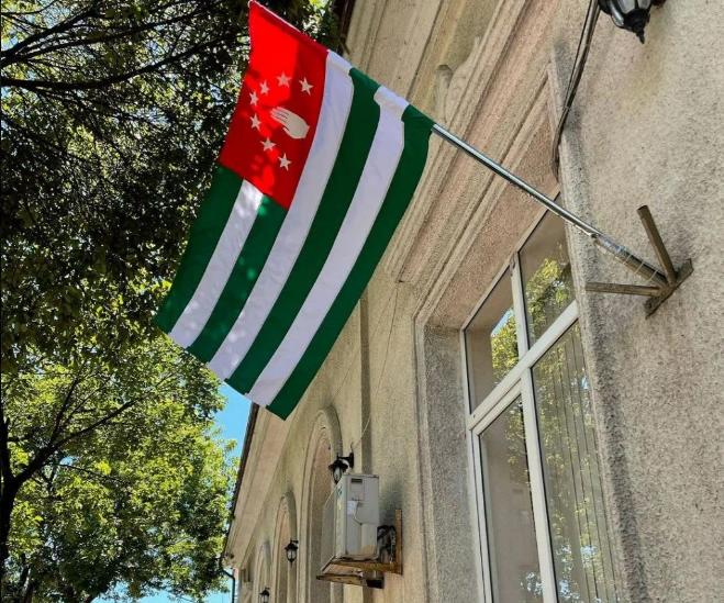 В койке на сухариках и чае: россиянка рассказала об отпуске в Абхазии