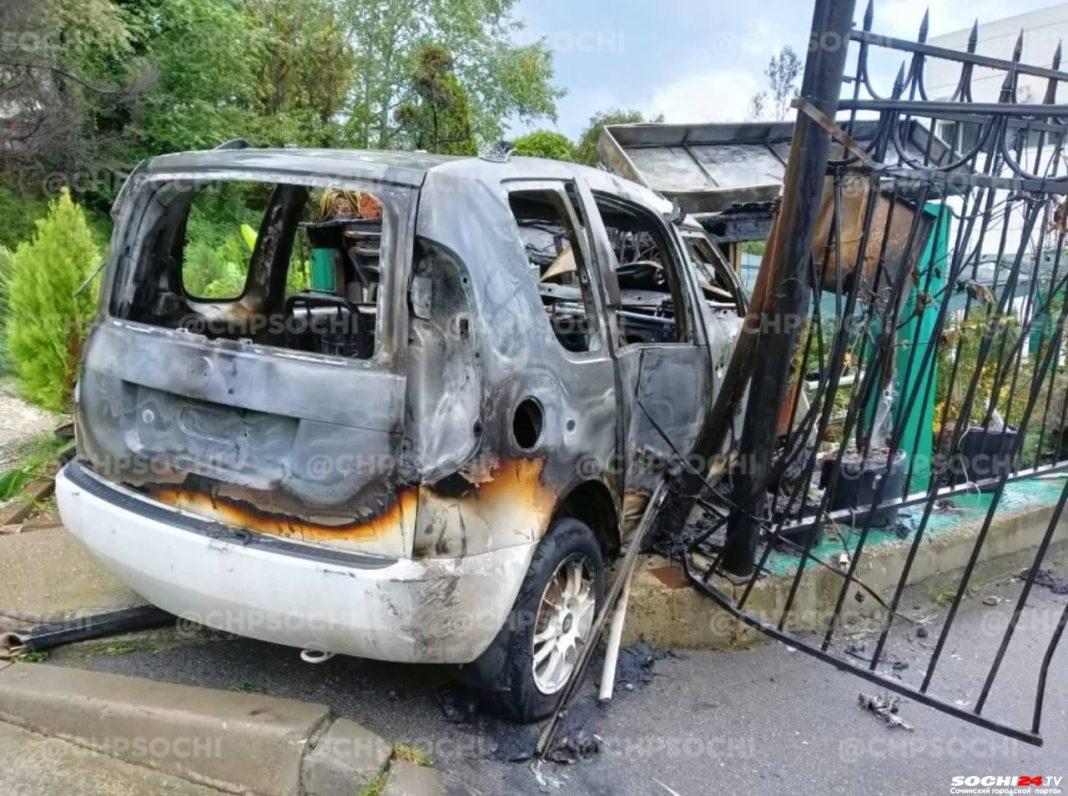 В Сочи «Шкода» врезалась в ограждение и загорелась