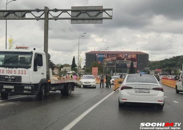 Mercedes сбил десятки столбов у аэропорта Сочи