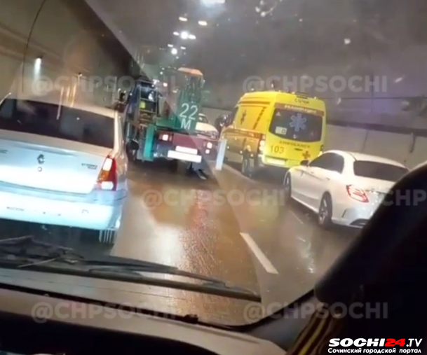 В Сочи ДТП в тоннеле парализовало движение машин