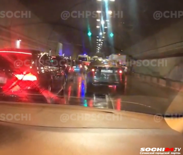 Массовая авария парализовала движение в тоннеле Сочи