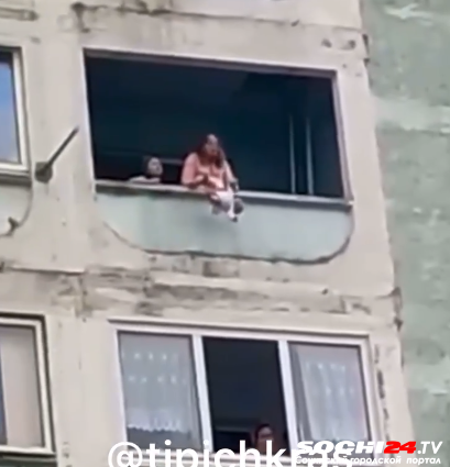 Женщине, трясущей младенцем на балконе 7-го этажа, грозит «уголовка»