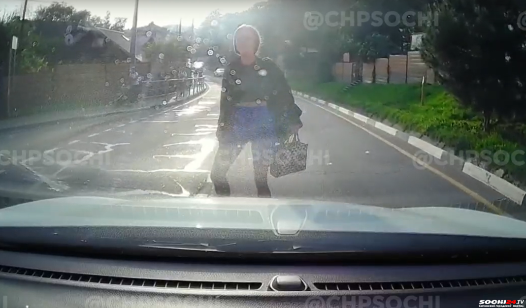 В Сочи девушка чуть не попала под машину убегая от парня (видео)