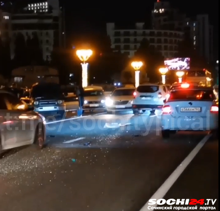 Раскидало по мосту: ДТП в Сочи спровоцировало пробку