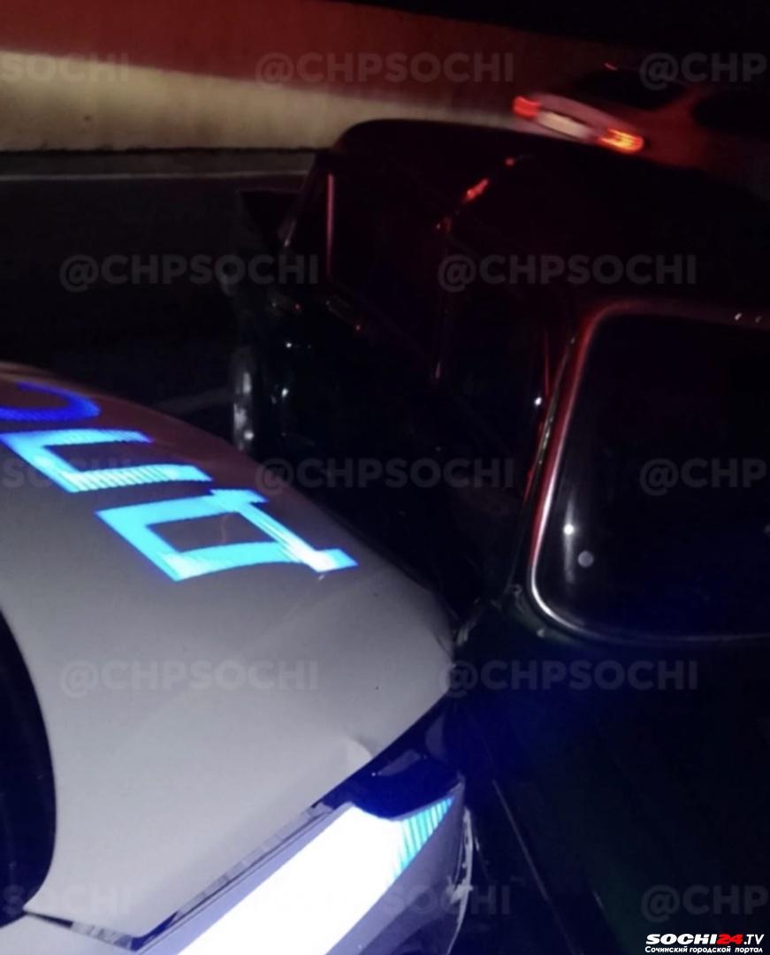 В ДТП с полицией пострадали подростки на трассе Джубга-Сочи