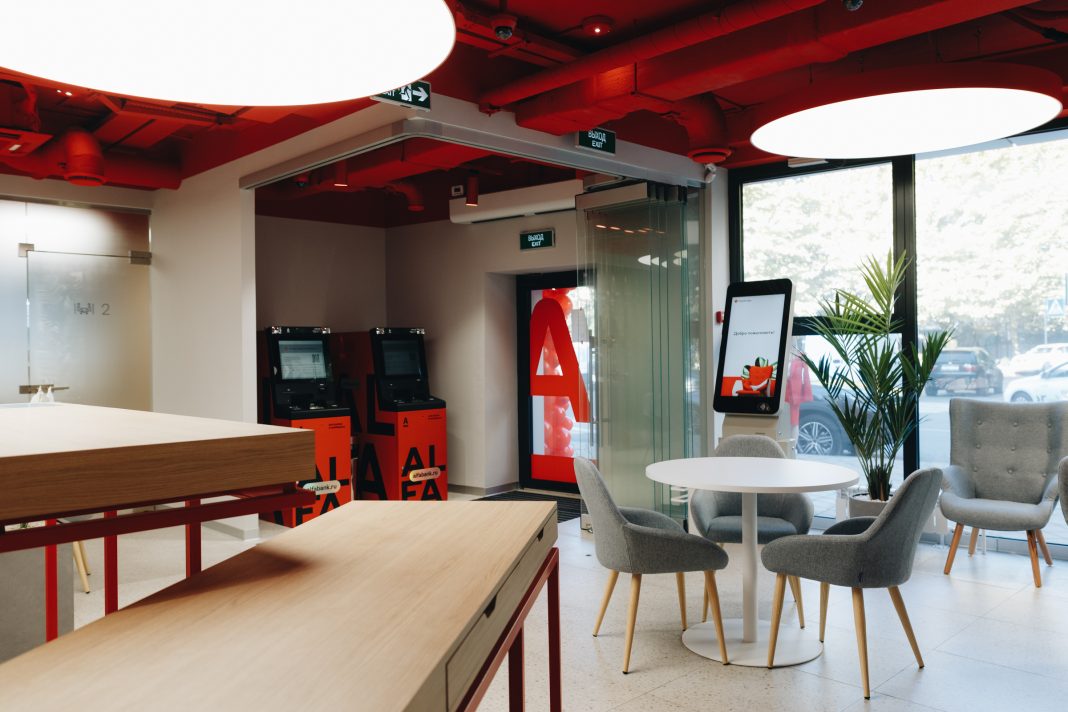 Альфа-Банк открыл первый phygital-офис в Адлерском районе