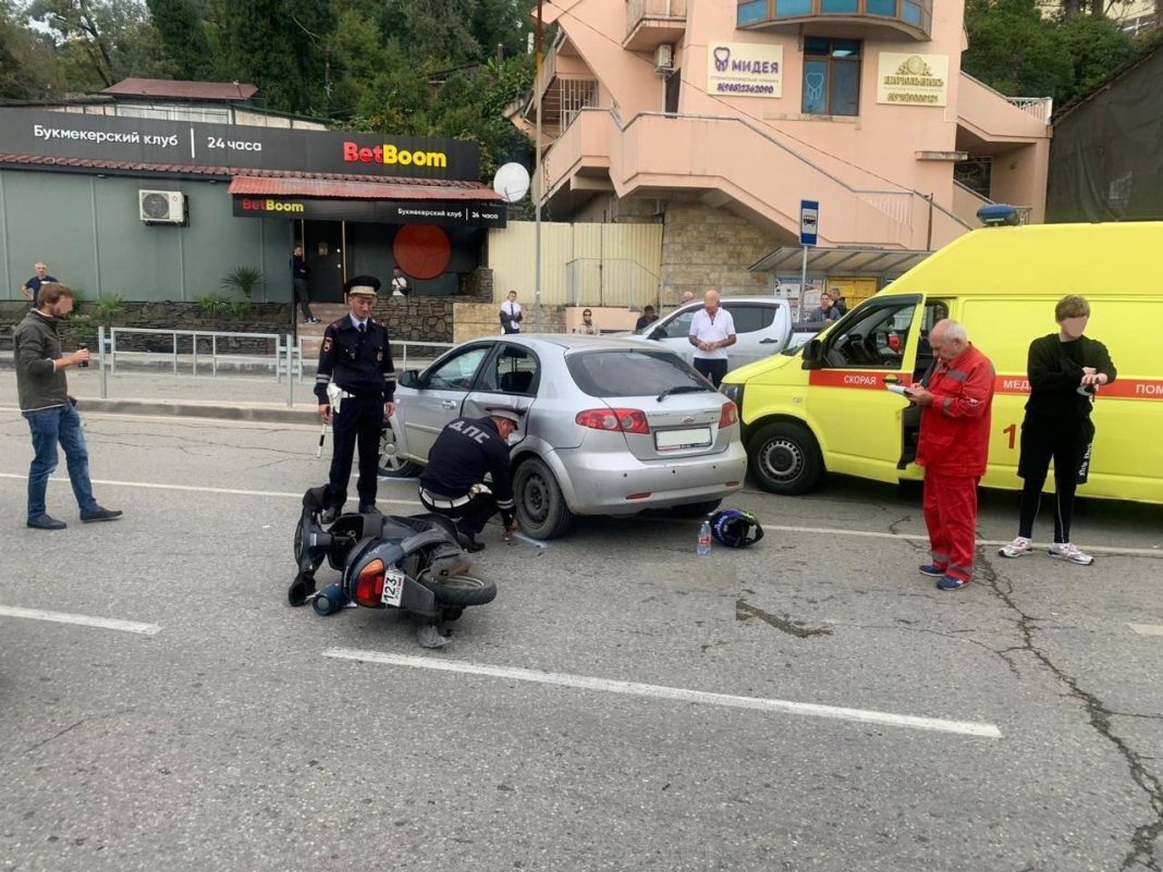 В Сочи иномарка сбила подростка на мопеде