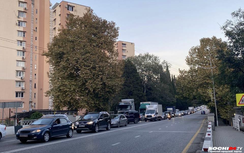 Реверс парализовал движение в целом микрорайоне Сочи (Видео)