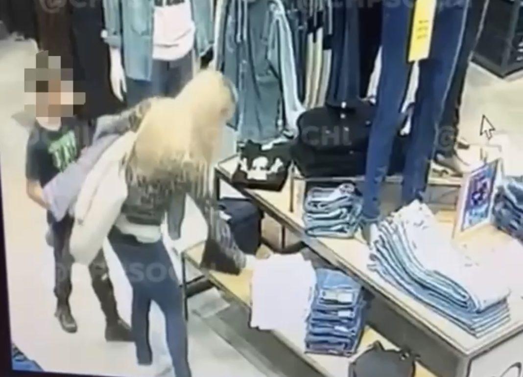 В Сочи женщина с ребёнком обчистила магазин одежды (Видео)