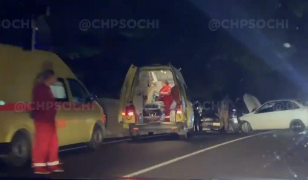 Кто виноват? В Сочи в ДТП пострадали 2 человека и корова (Видео)