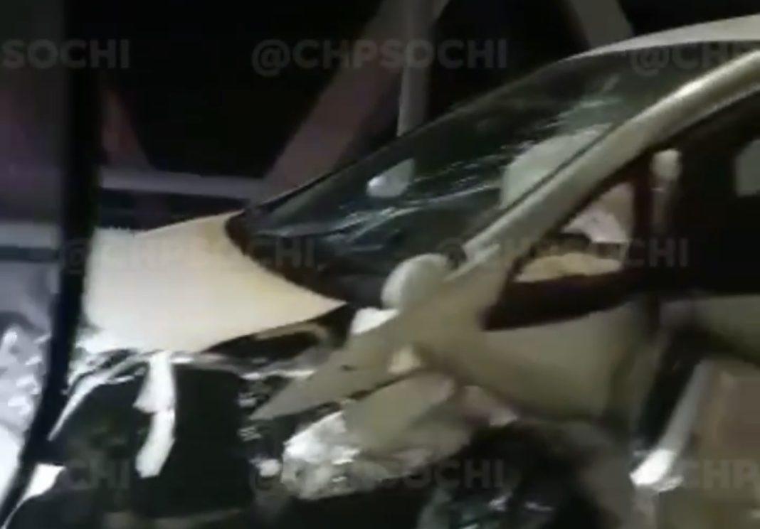 Автомобильная «бойня» произошла ночью на шоссе в Сочи (Видео)