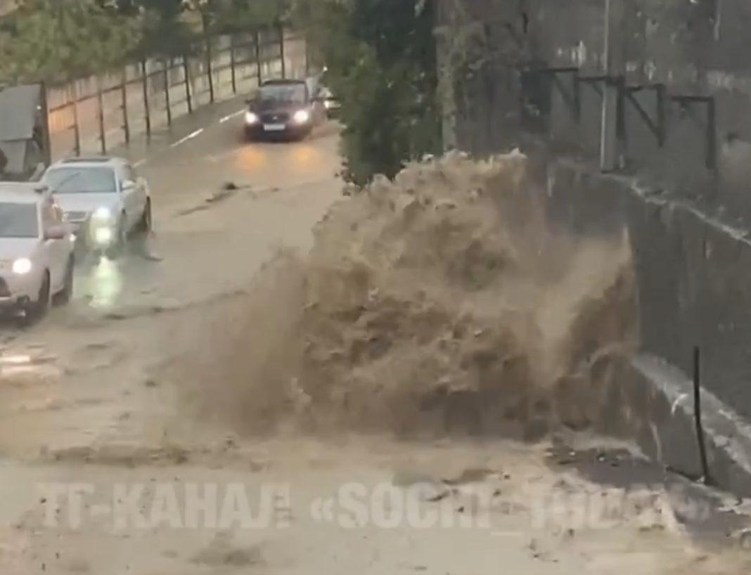 Очевидцы сняли на видео, как на дорогах Сочи вода бьёт фонтаном