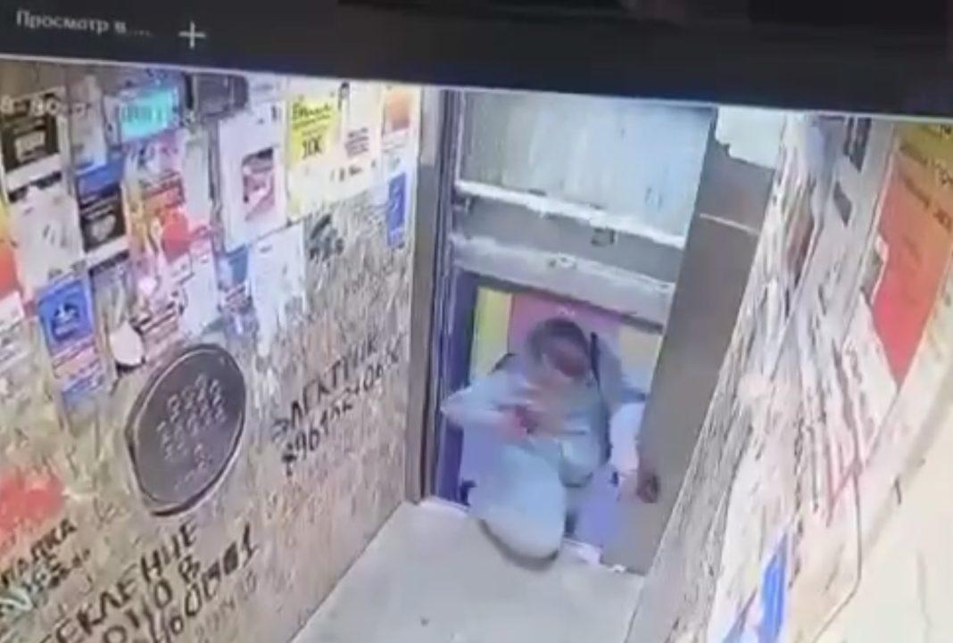 В Краснодаре мужчину едва не раздавил лифт (Видео)