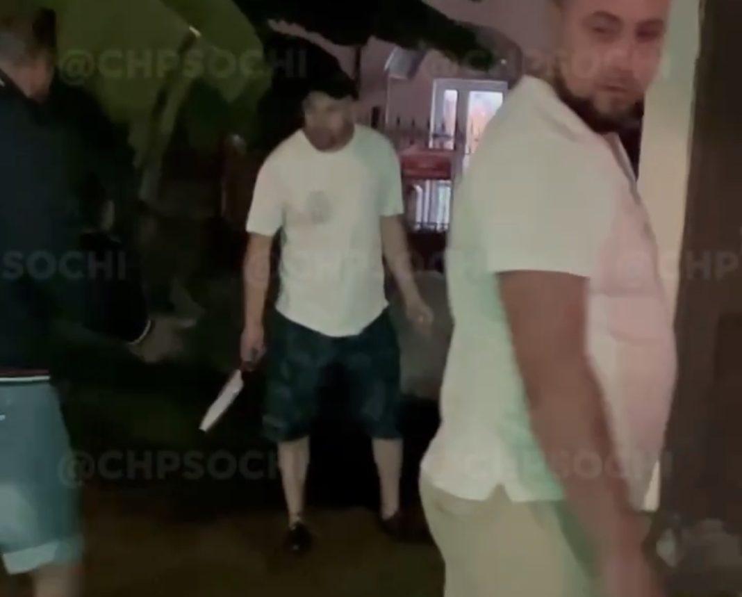 В Сочи вооружённые ножом люди ограбили уличных музыкантов (Видео)