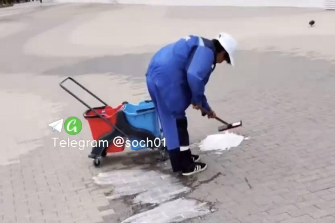 Туристы поразились: на набережной в Сочи вручную отмывают каждое пятнышко