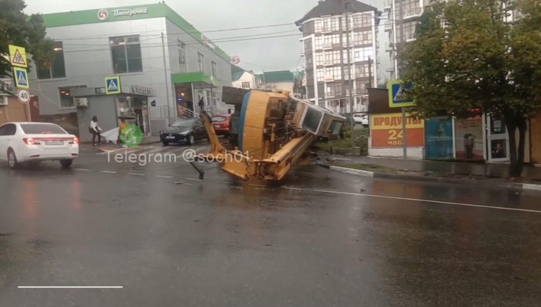 Огромный автокран повалился на бок в Сочи (Видео)