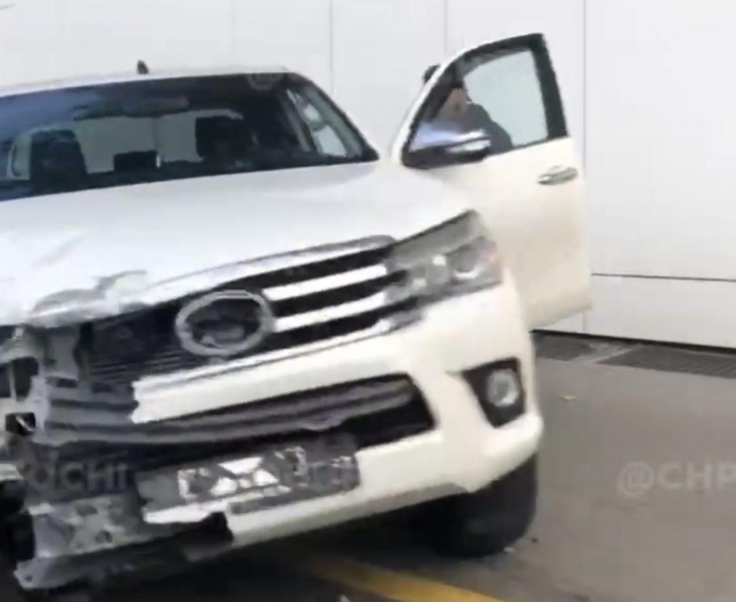 На трассе в Сочи водитель пикапа раскрошил перед авто о подпорную стену (Видео)