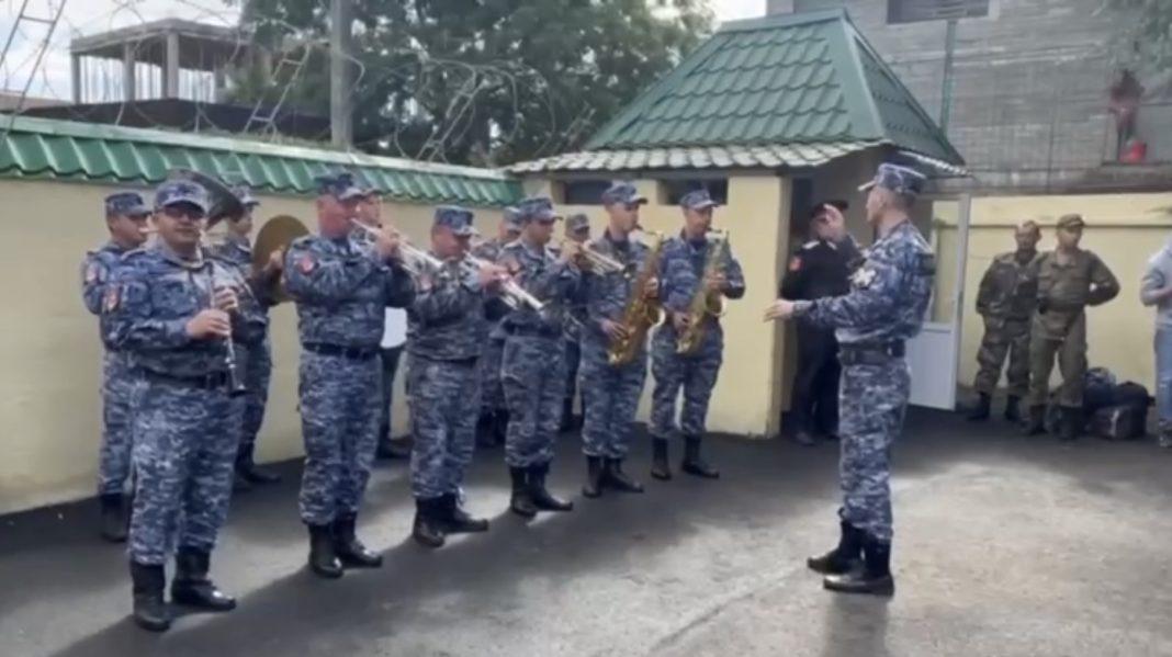 В Сочи мобилизованных проводили с оркестром (Видео)