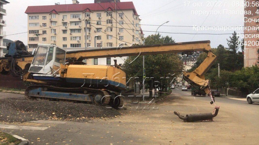 Стойте! Вы кран обронили: в Сочи посреди города уже неделю стоит бесхозный автокран