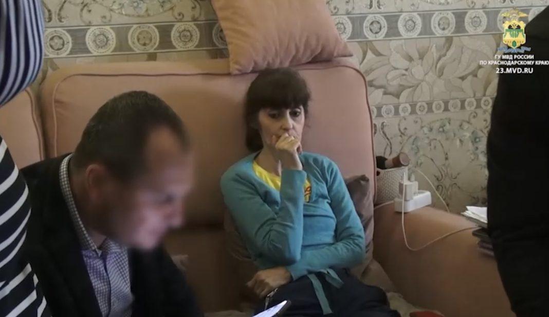 В Краснодаре арестовали злую колдунью, она шантажировала людей порчей (Видео)