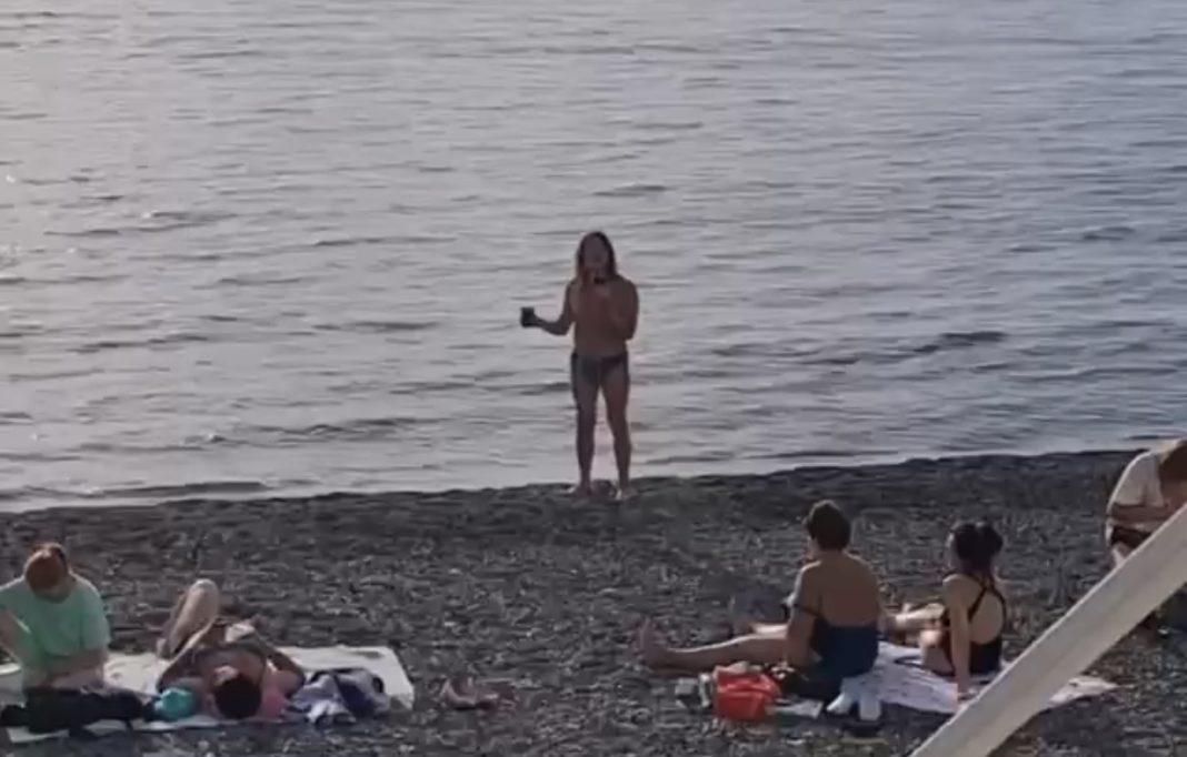 Басков, подвинься: волосатый весельчак дал концерт на пляже в Сочи (Видео)